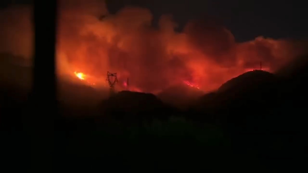 烟台塔山火灾,希望能马上控制住网络游戏热门视频