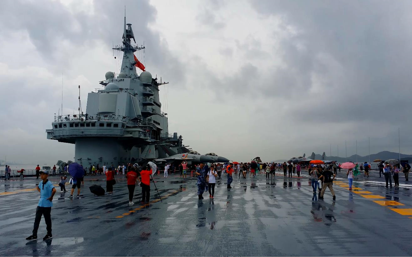 公众开放日 — 中国海军首艘航母 "辽宁"舰(cv-16)停泊维多利亚港湾