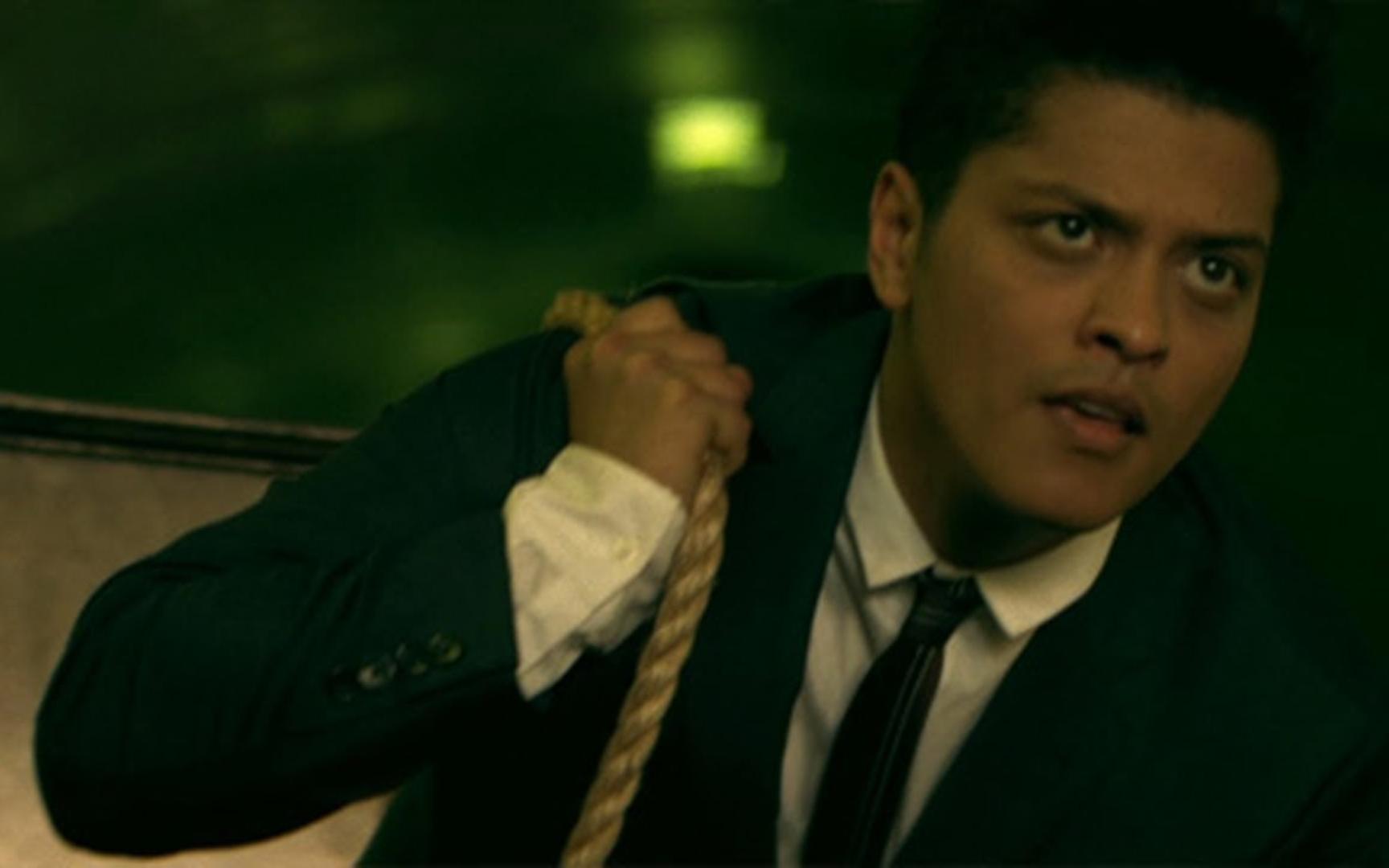 [图]Bruno Mars - Grenade (Official Music Video)布鲁诺·马尔斯《手雷》(官方mv)