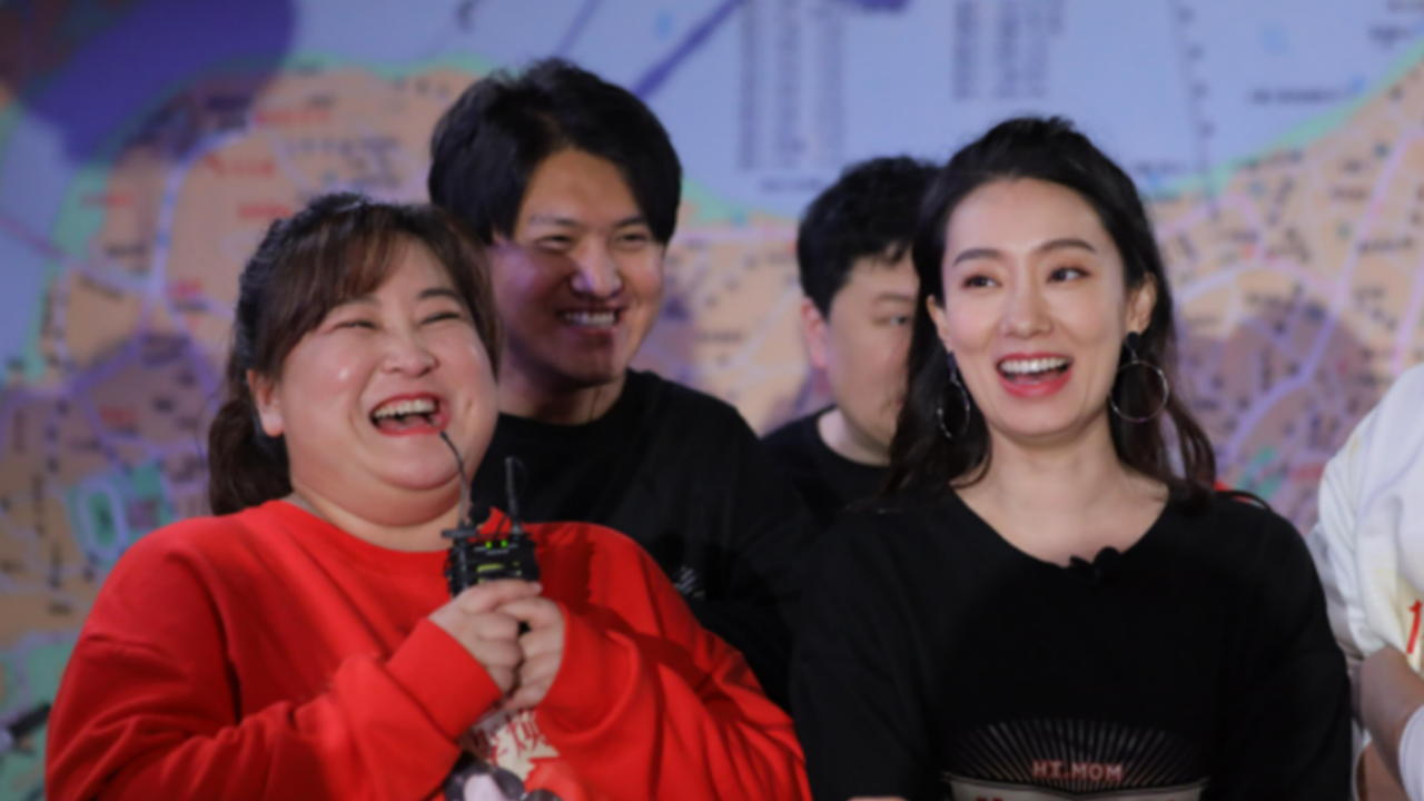 贾玲张小斐现身春晚彩排!一前一后无交流,穿着厚实低调似路人