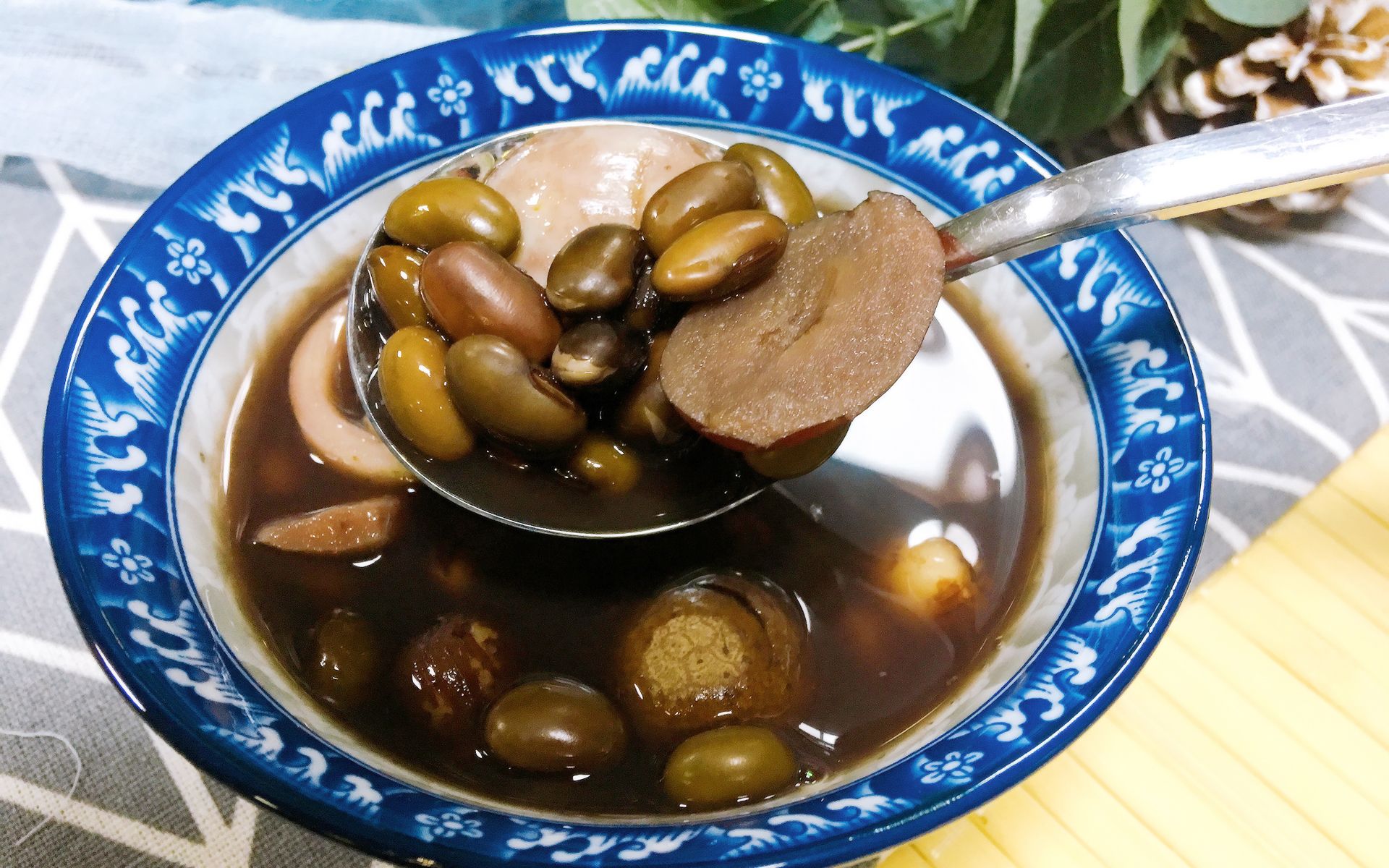 用黑豆煲的汤,隔天喝一次,睡眠好,一觉到天亮,跟失眠说拜拜