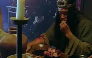 Video herunterladen: 孙二娘给武松开了小灶，武松大口吃肉喝酒，却高兴不起来