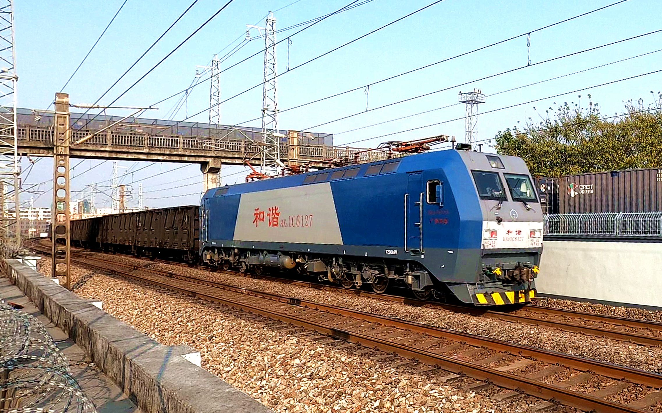 列车交会广铁株段hxd1c6127牵引货车87063源潭货场交会京局京段hxd3d