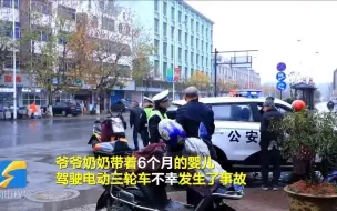 Download Video: 暖心！95后交警一手指挥交通 一手怀抱婴儿