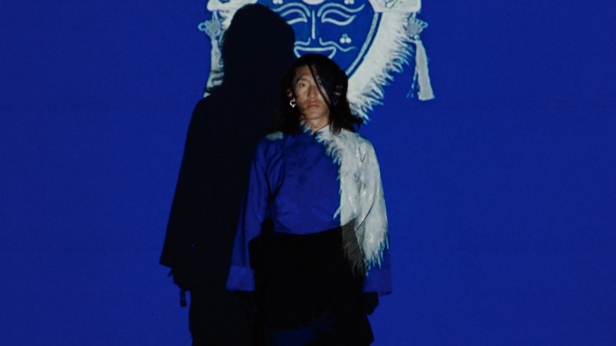 《天地帷幕》春晚拉萨小伙旦增益西表演藏戏!他的面具