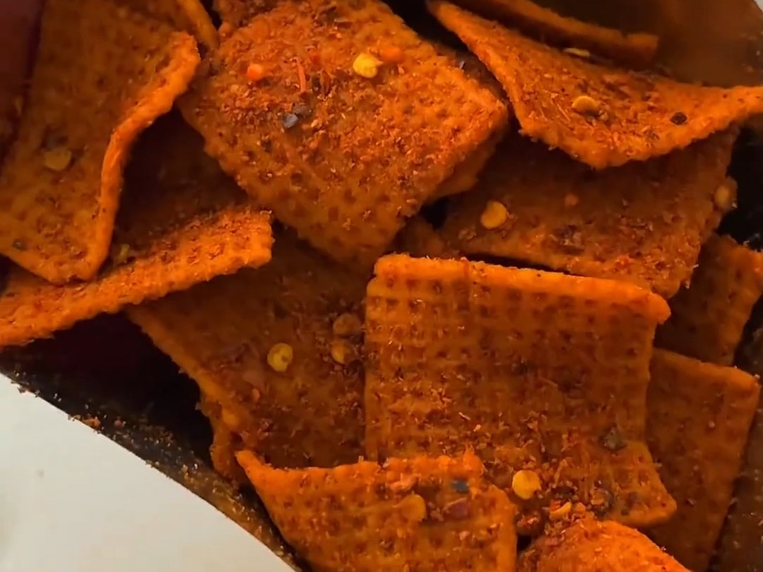 辣子锅巴好吃又实惠,不仅辣还特别香,追剧解馋吃刚刚好