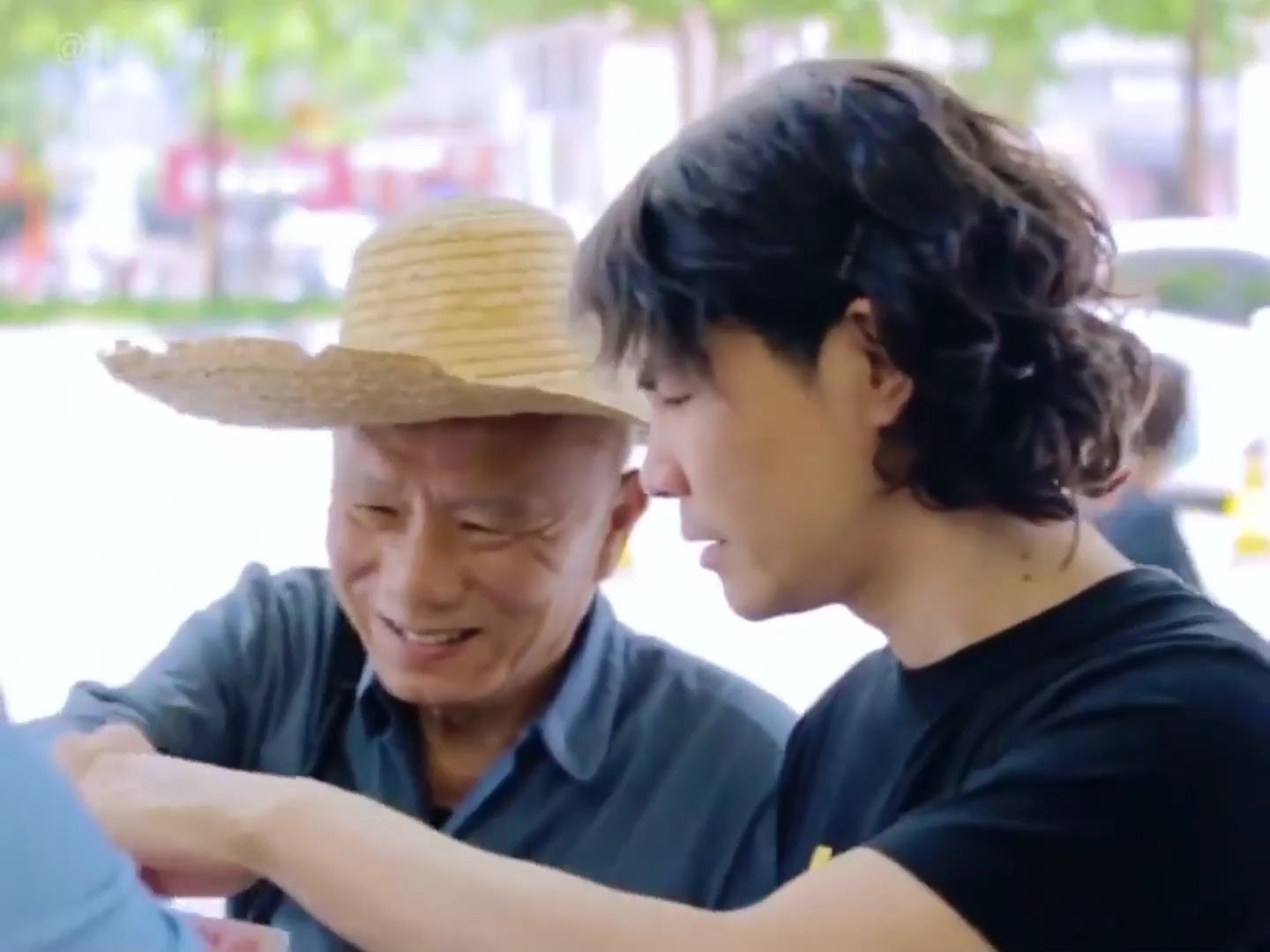 盘点那些低调的有钱人,穿拖鞋开豪车买房论斤买,豪横至极,有可能是