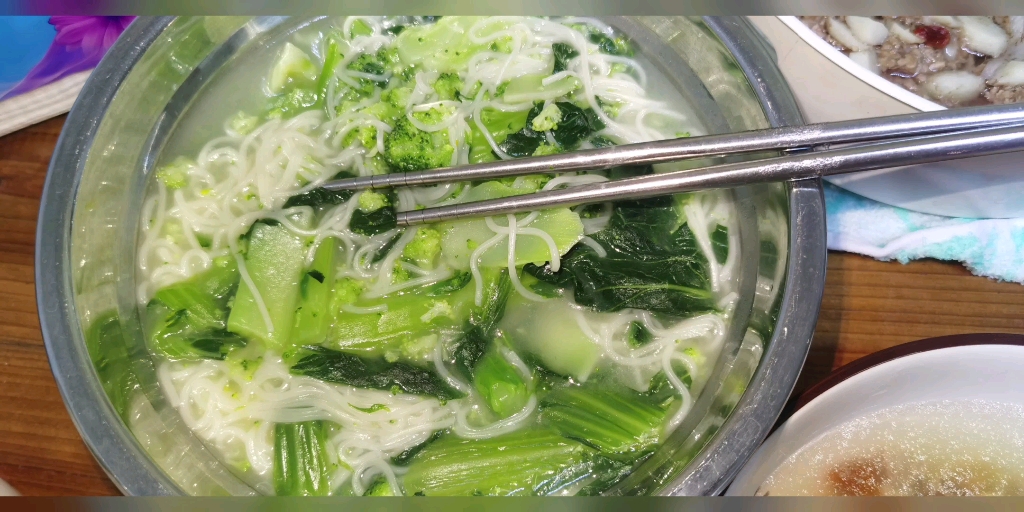 我妈做的青菜挂面真的超级无敌好吃!