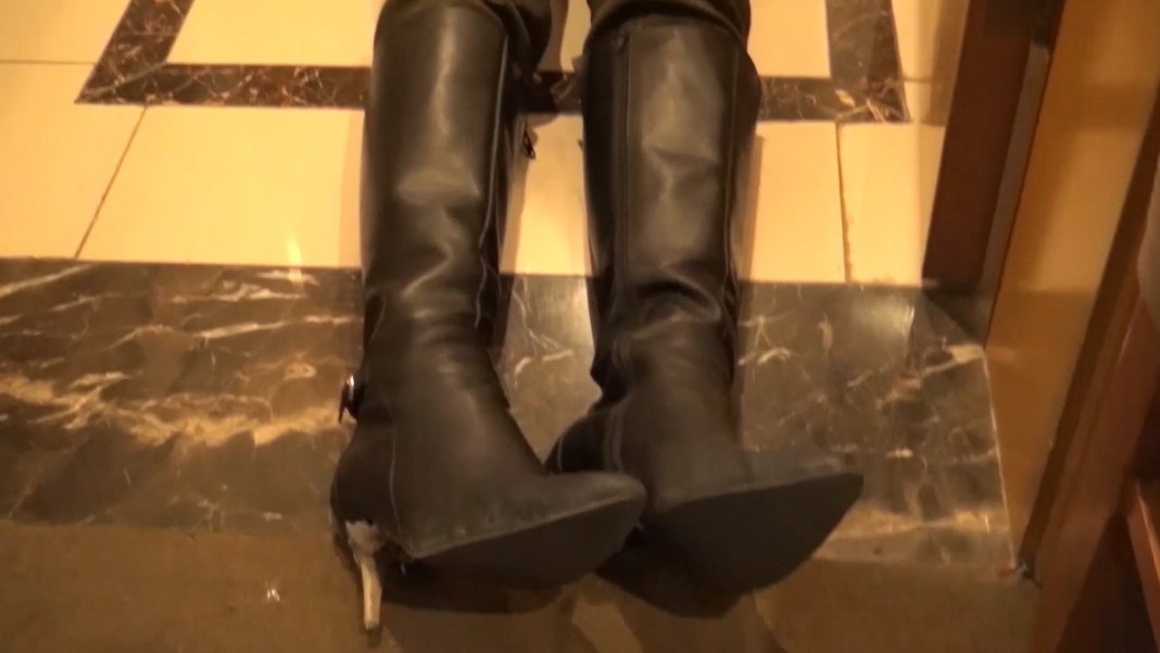 三女特脱靴露出白袜