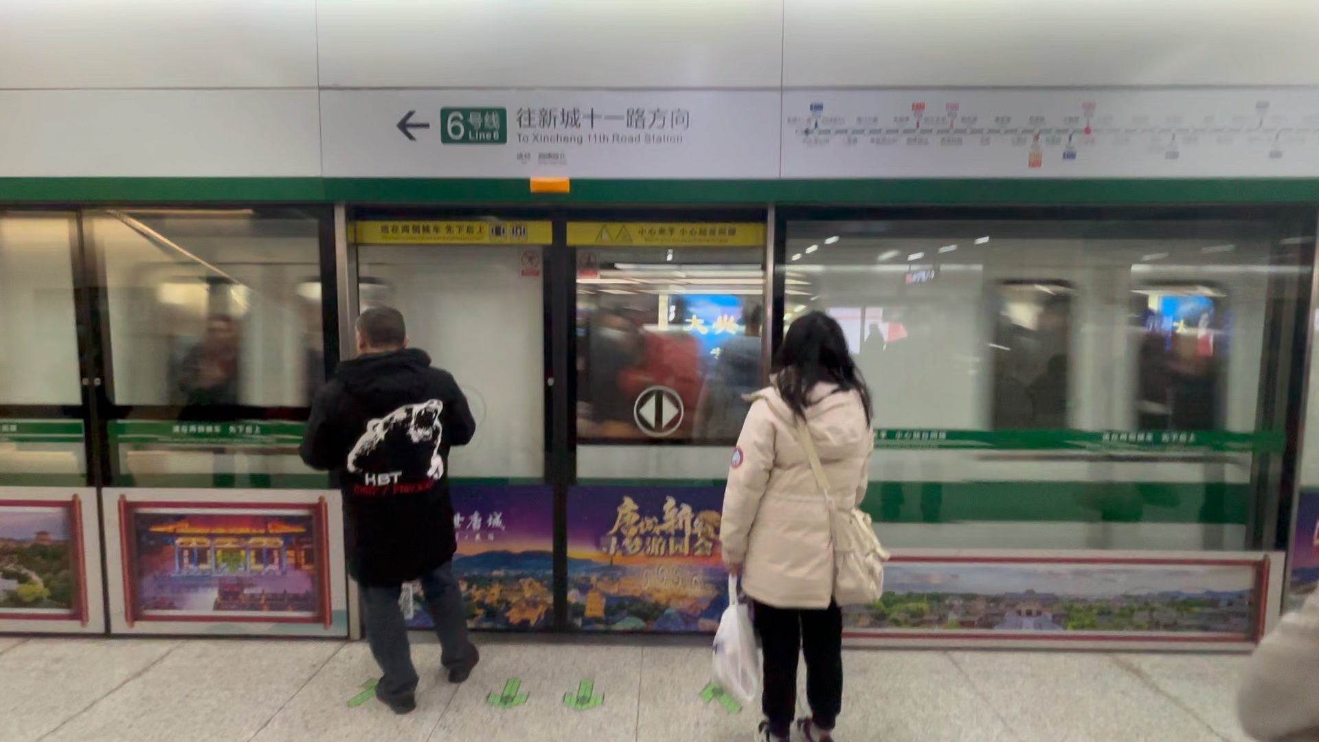 武汉地铁6号线640号车(新城十一路方向)进江汉路站