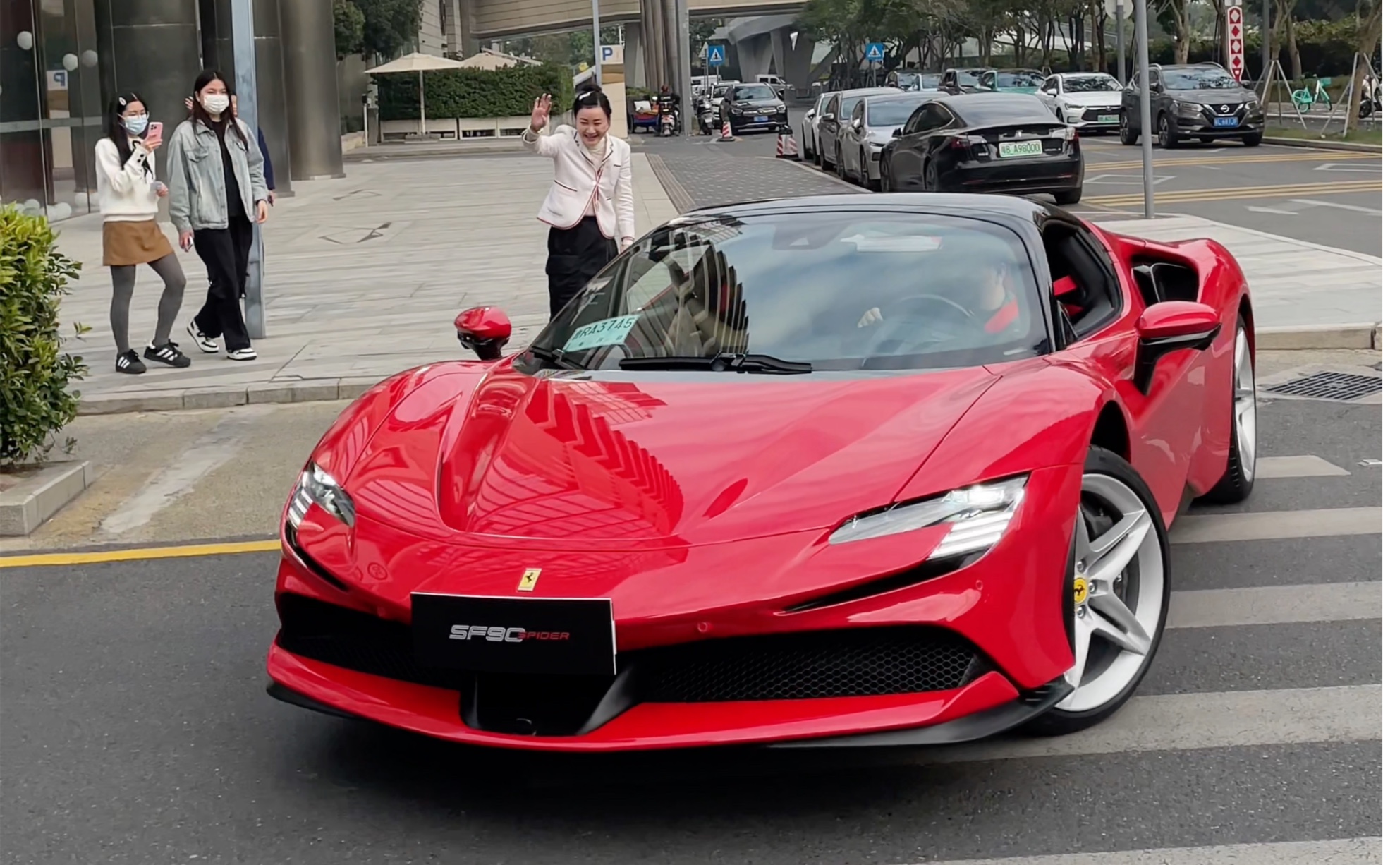 深圳湾偶遇高富帅带着小姐姐喜提爱车千匹马力法拉利敞篷sf90回家啦
