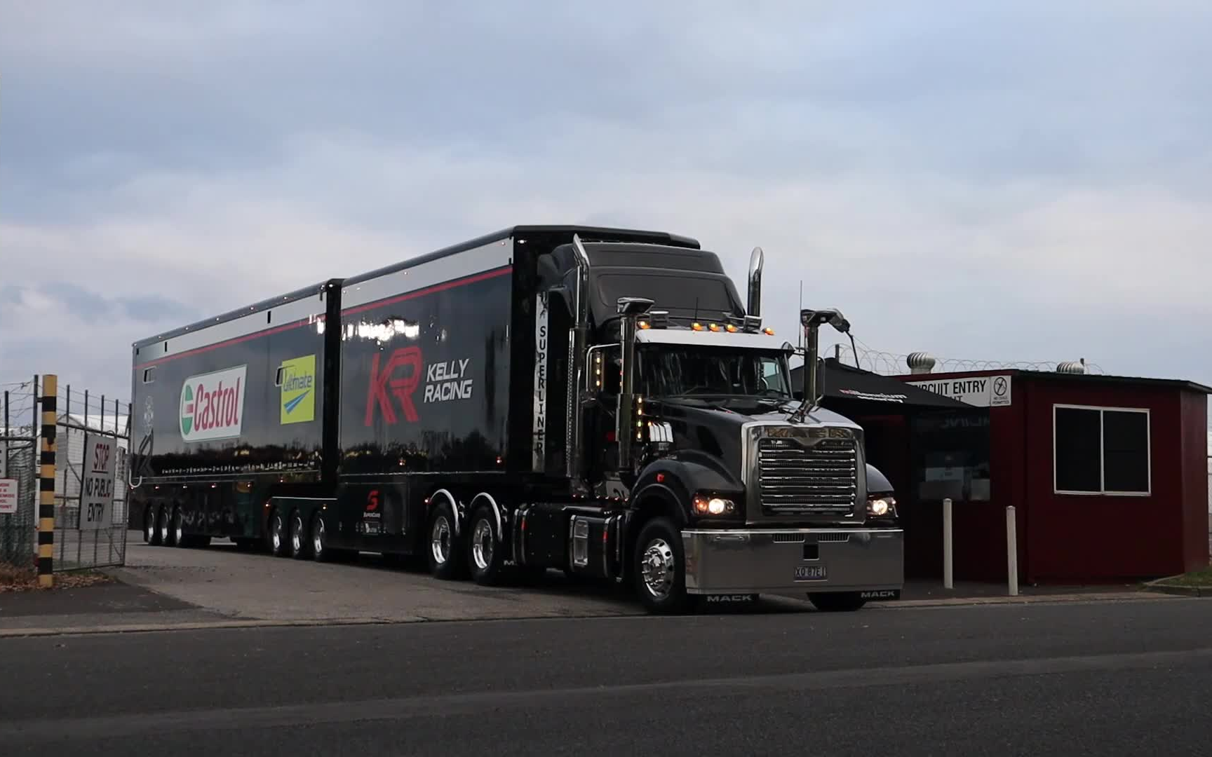 【澳大利亚】漂亮的马克品尼高卡车牵引格罗夫赛车的装备