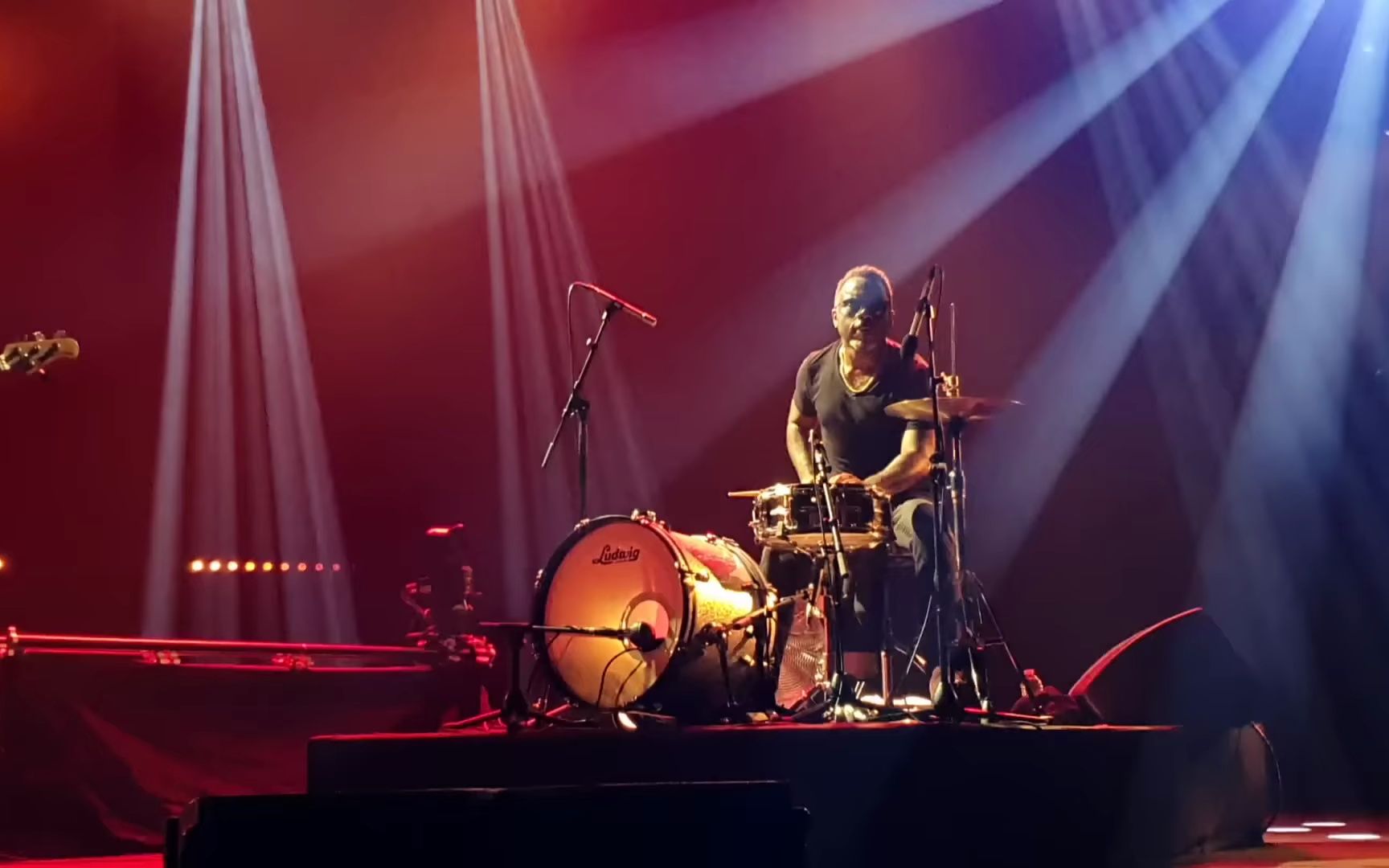 [图]洗耳系列-【传奇鼓手】Nate Smith brings everybody back to school with this drum solo