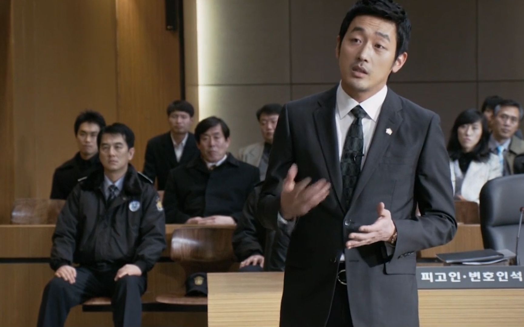 一部悬疑片电影律师为当事人做无罪辩护但是结局却让人很意外