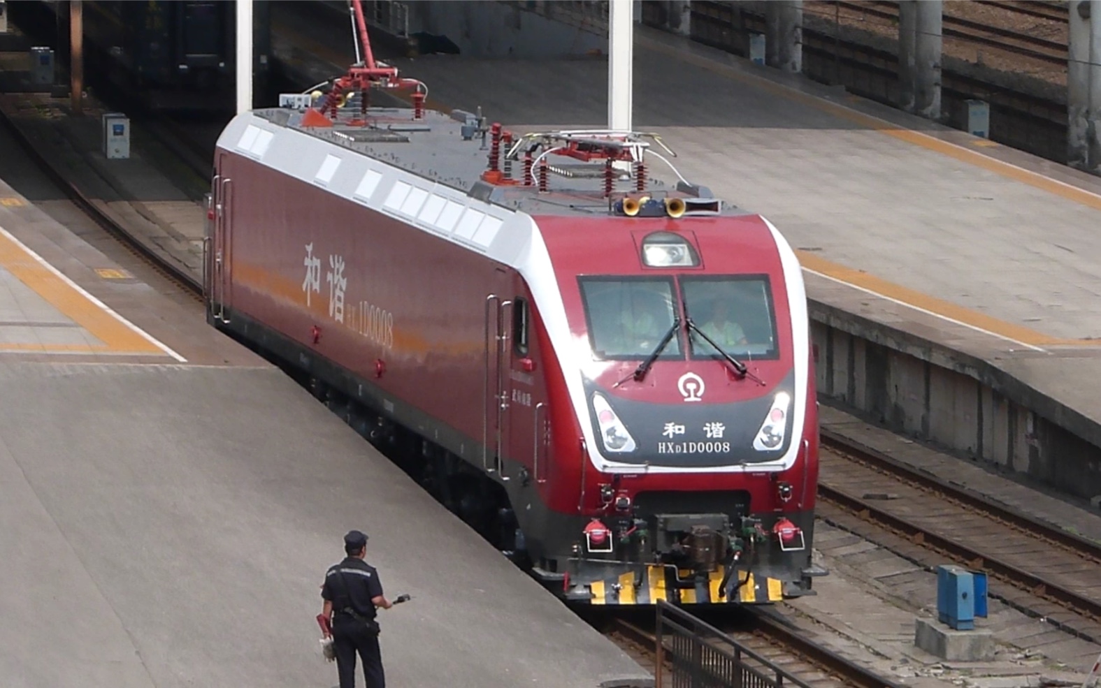 武昌站:武局南段hxd1d0008转线入库_哔哩哔哩_bilibili