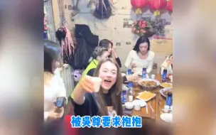 Video herunterladen: 李小璐吴尊刘畊宏聚会，甜馨neinei隔10年同框，都长成大美女