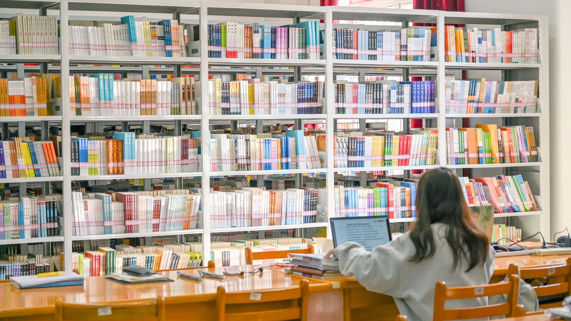 看着满墙的图书,你难道不想和我一起打卡苏州托普学院的图书馆吗?