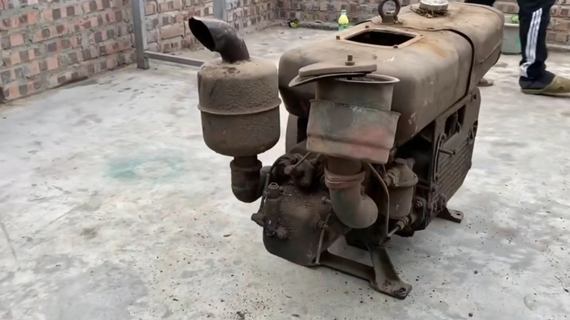 大神翻新一台单缸柴油机,全程高能,网友:仿佛按了恢复出厂设置!