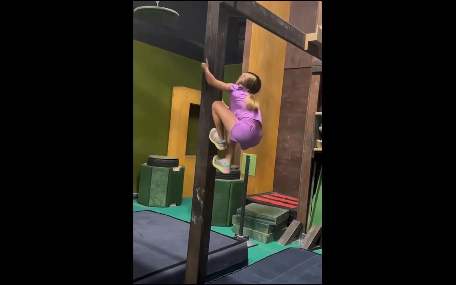 国外超厉害小女孩参加忍者勇士体能训练赛