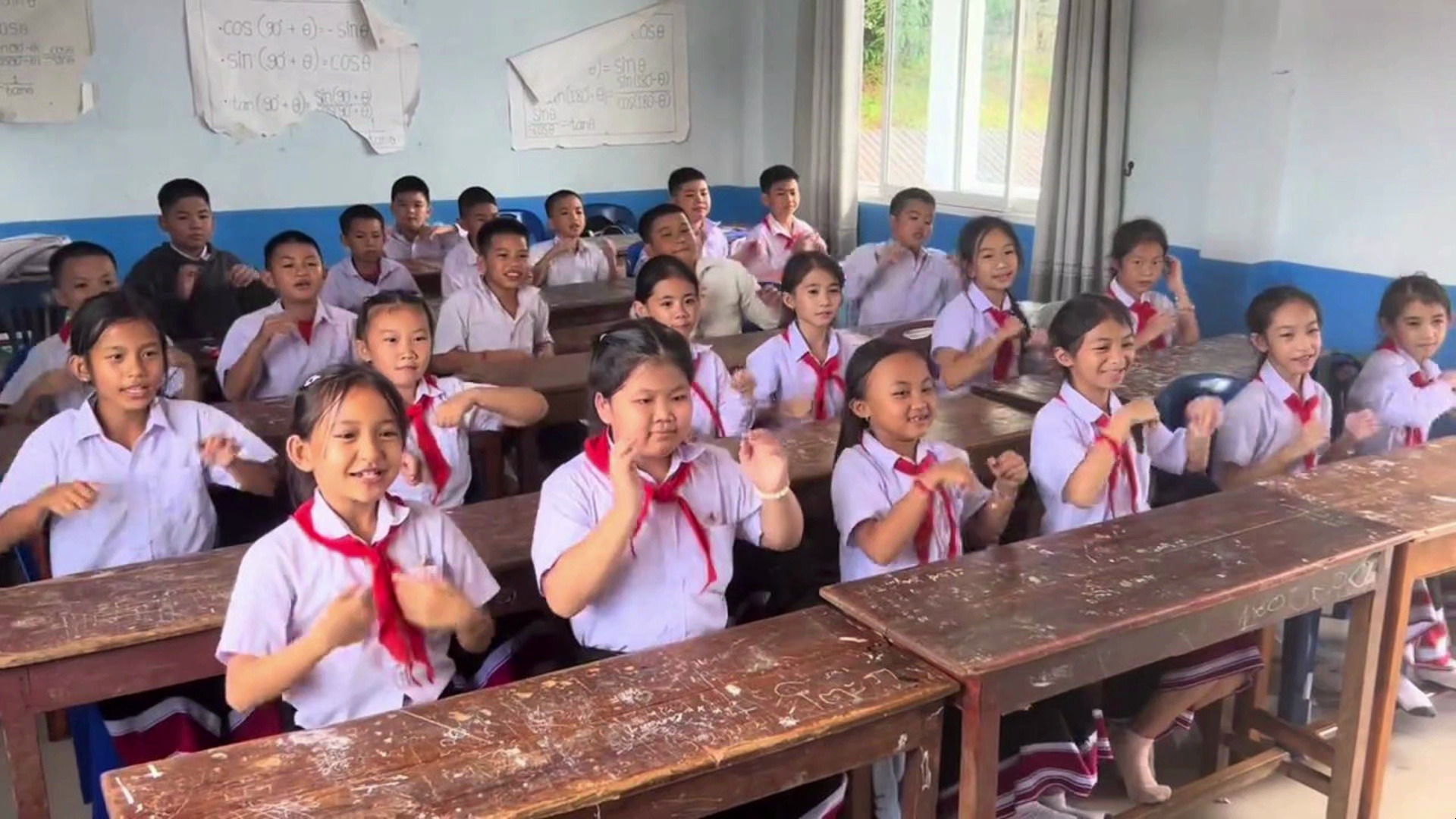 网友老挝支教每次上完中文课后,教小学生课桌舞