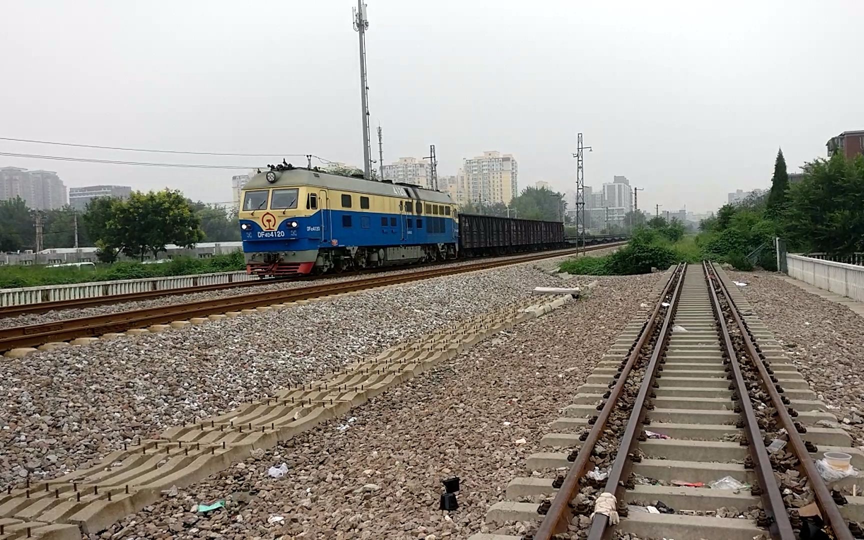 [火车] df4d 4120牵引货列通过双沙铁路某桥