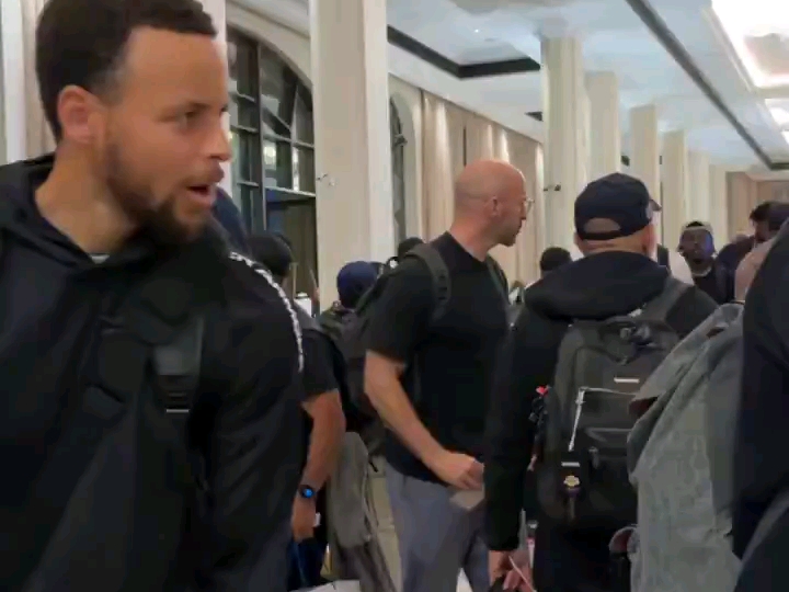 乔尔.恩比德和朱.霍勒迪对斯蒂芬.库里抱住猎鹰的反应