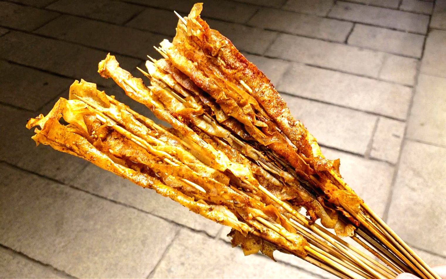 爆辣的烤豆皮,10块钱25串,这个辣味真有劲啊!