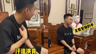 下载视频: 男子第一次去女友家汗如雨下，面红耳赤不知所措，女友狂笑不止