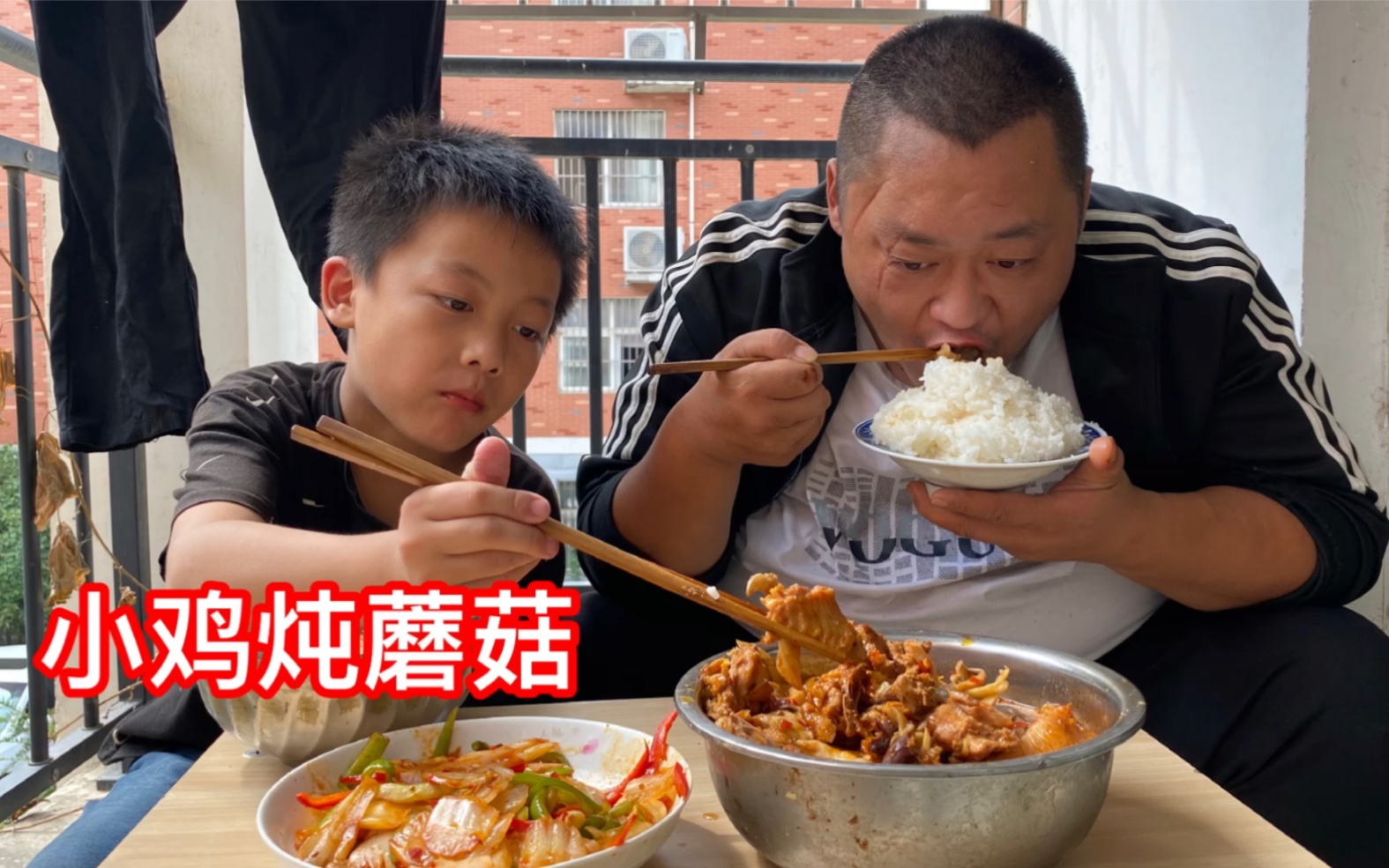 胖龙做了一个小鸡炖蘑菇,拿起鸡爪就开啃,儿子都看馋了