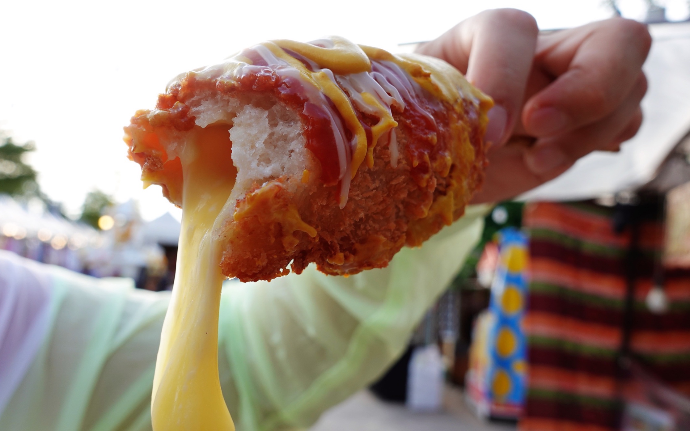 【泰国夜市】也开始卖韩式马苏里拉芝士香肠热狗了/味道还不错哦