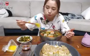 Descargar video: hamzy美食：今天吃清凉爽口的萝卜缨凉面，泡菜虾仁饺子，猪肉