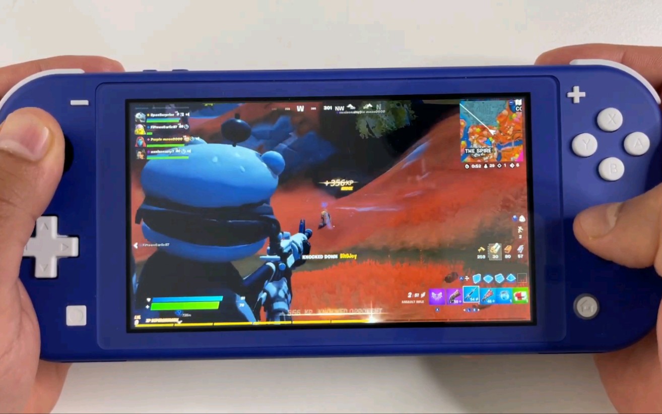 蓝色版switch lite玩『堡垒之夜』,随时随地来一把的便捷