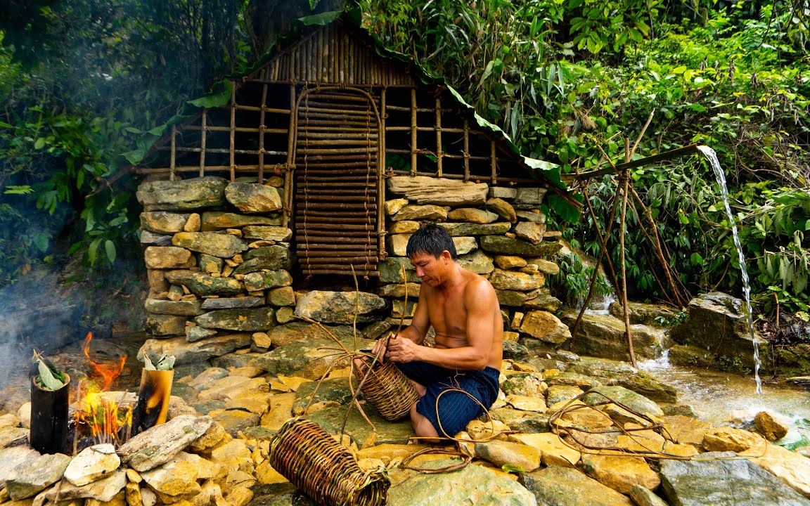 [图]在热带雨林中野外求生，搭建庇护所，寻找一天的食物