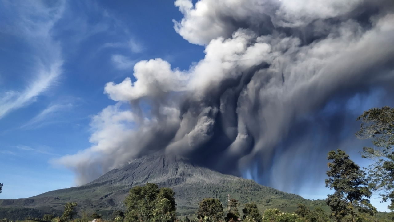 印尼锡纳朋火山剧烈喷发,火山灰柱高达1000余米