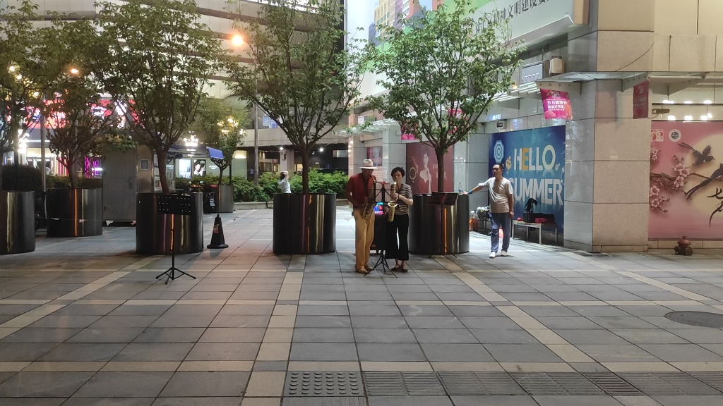 徐家汇太平洋广场老爷爷的演奏