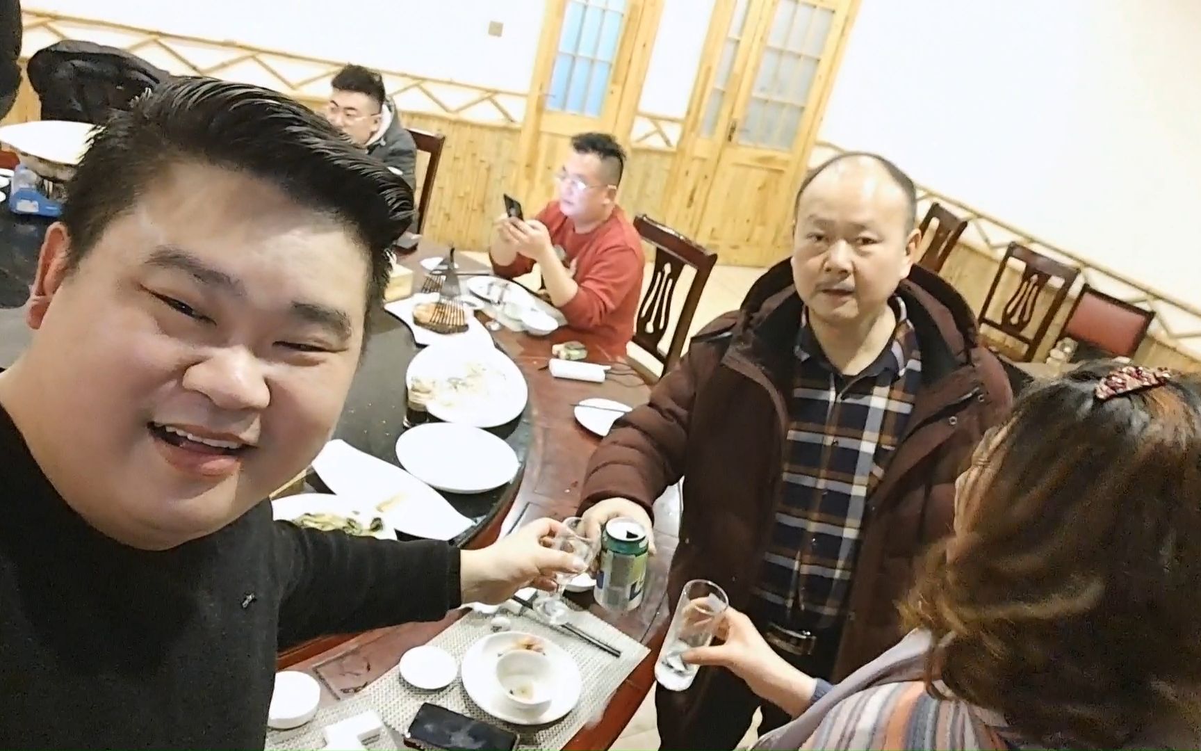 好兄弟广坤酒楼再聚首,一箱白酒没够喝,辛亏网友带了酒,太尴尬