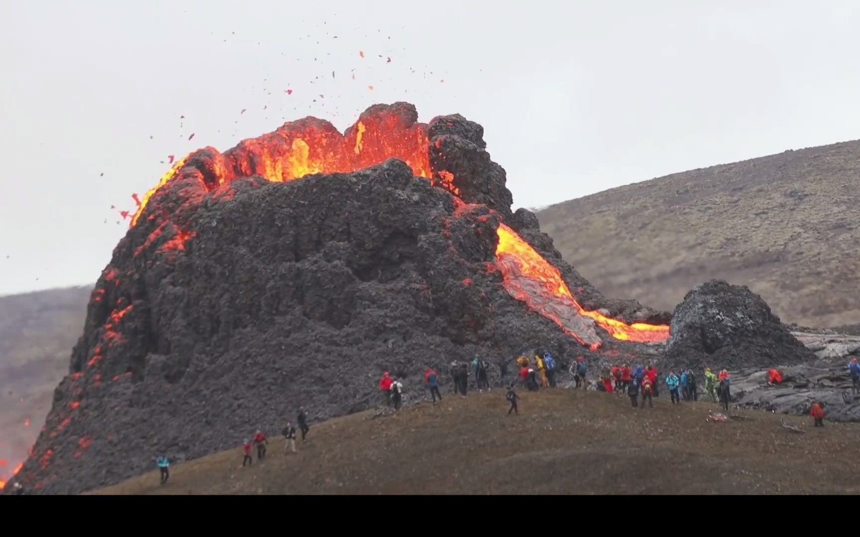 [图]火山爆发真实记录，岩浆像大动脉一样喷发，网友评论太上头了