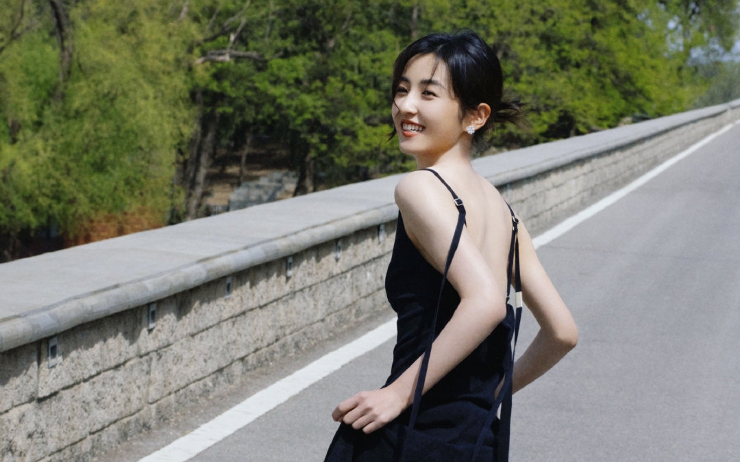 【张子枫】黑色吊带裙来喽!