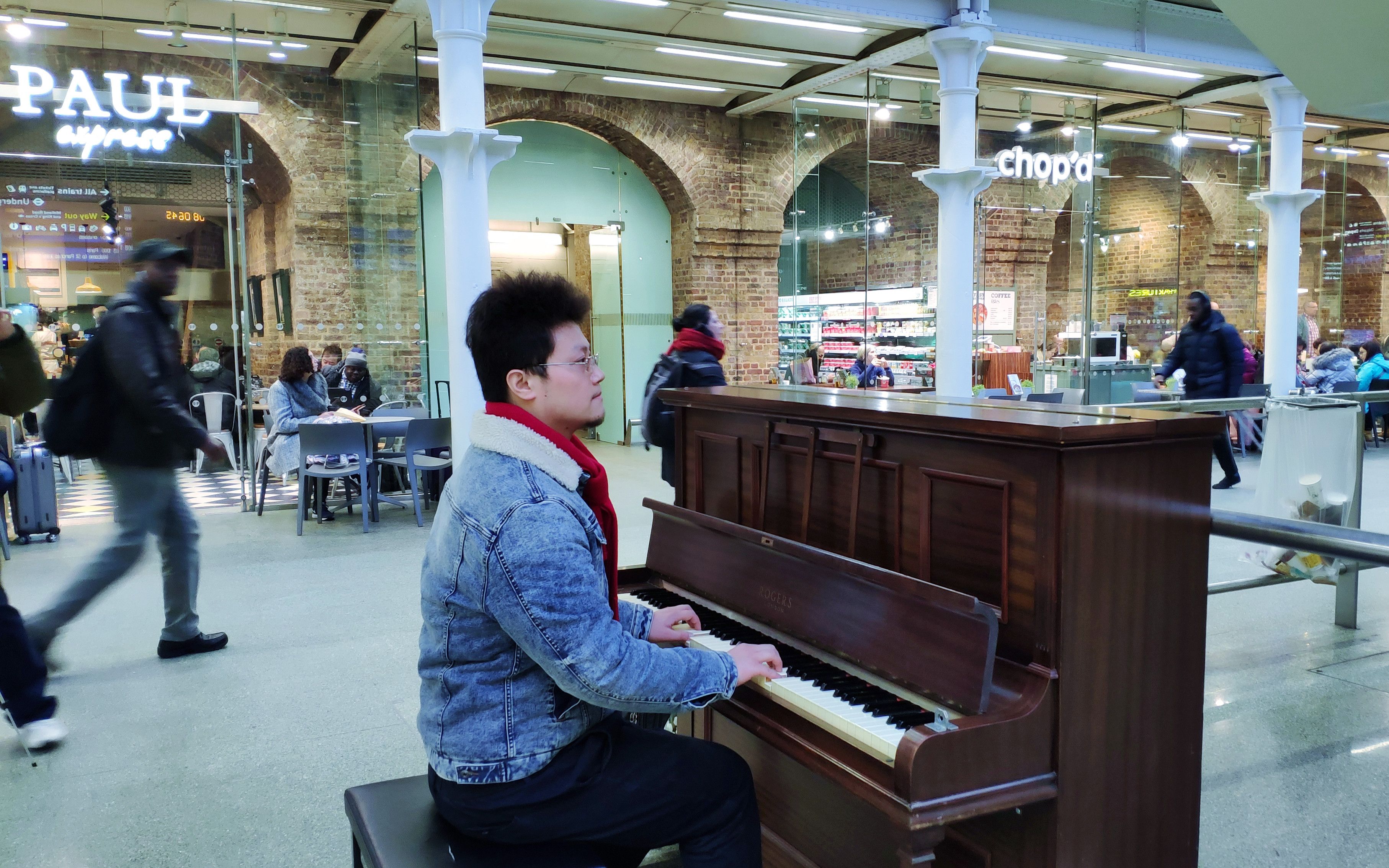 大年初一伦敦圣潘克拉斯火车站(St. Pancras)公共钢琴弹奏肖邦《革命练习曲》抖音短视频 by郁庸Wesker 20190205哔哩哔哩bilibili