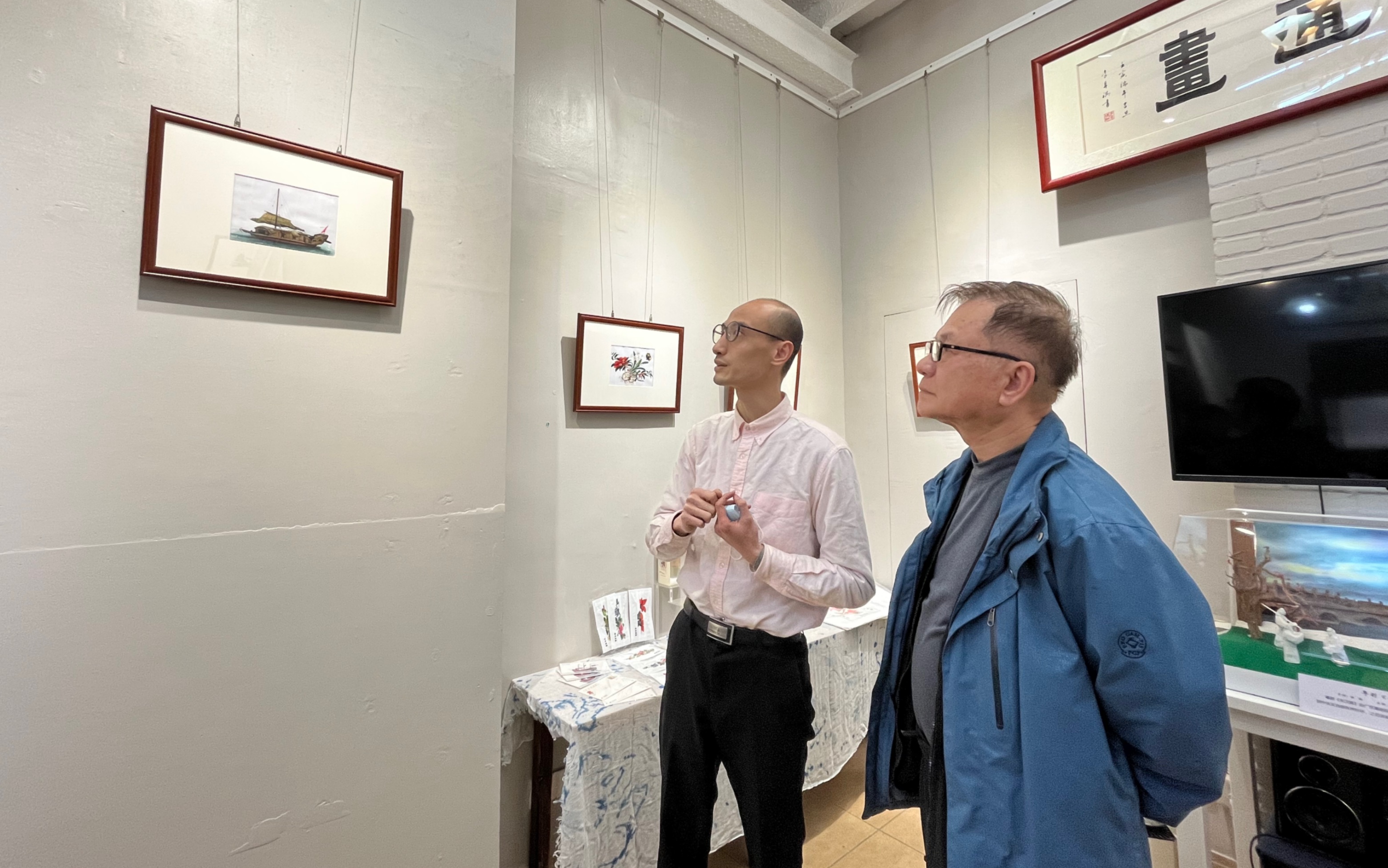 [图]颜康平通草画新展《家在珠江》迎来首位专业观众——《茶是故乡浓》刘仕裕导演