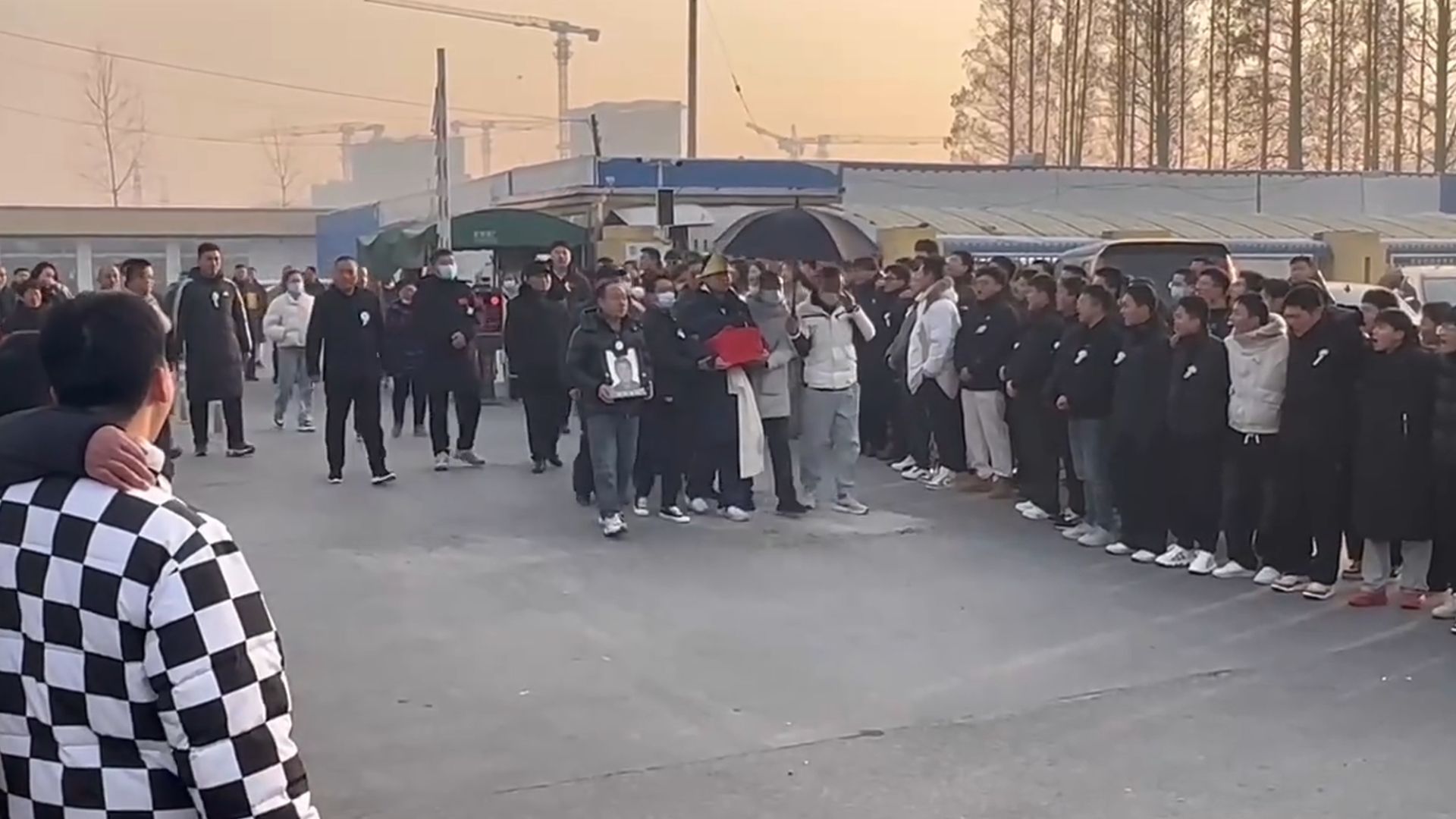 41岁高中教师因病去世，400多名学生集体送行喊口号：老师一路走好！