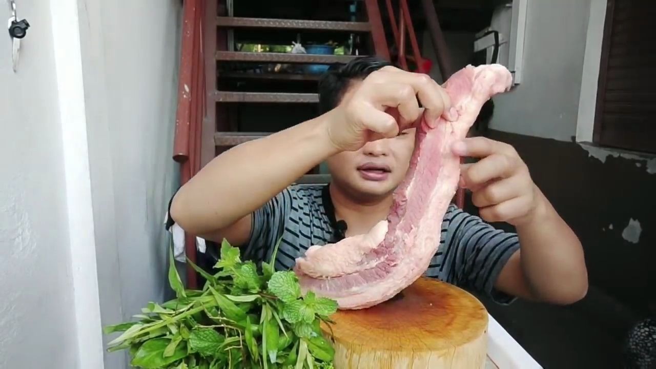 不仅仅是小哥哥喜欢生吃猪肉,是全家都爱吃