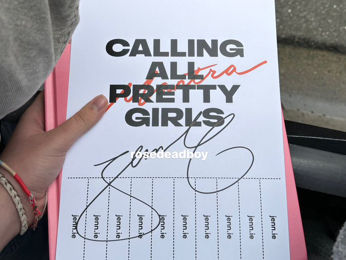 jennie法国路透 给在场的粉丝送了亲笔签名的新专宣传海报