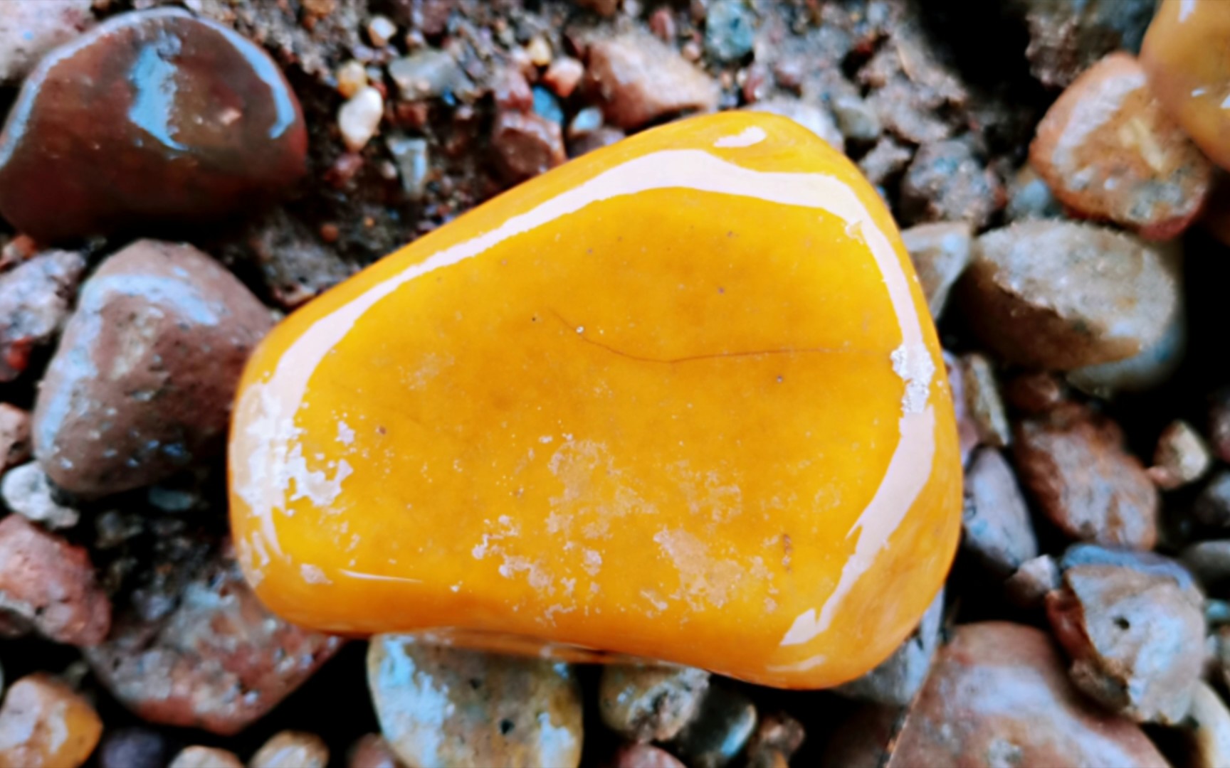 黄蜡石中的冻蜡石,果冻般的质感纯黄色,一块精品籽料