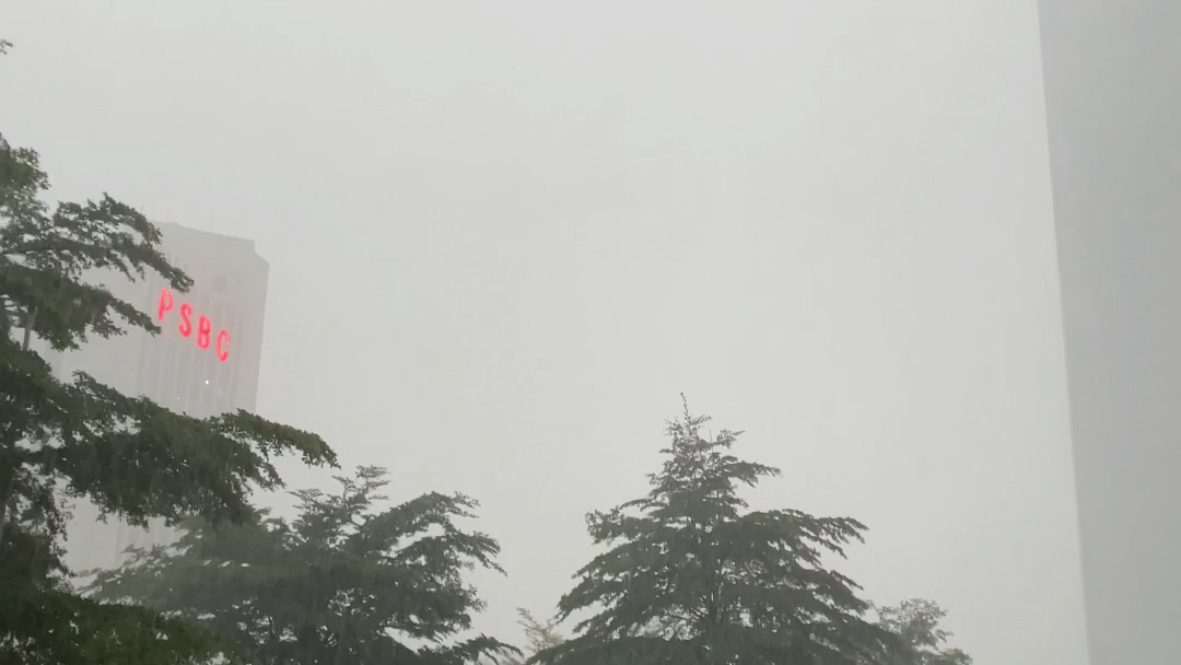 [图]分手总是再雨季