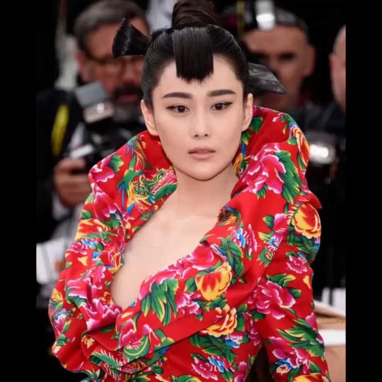 【张馨予走红毯】确定不是把棉被和衣服弄混了?性感中还接着地气