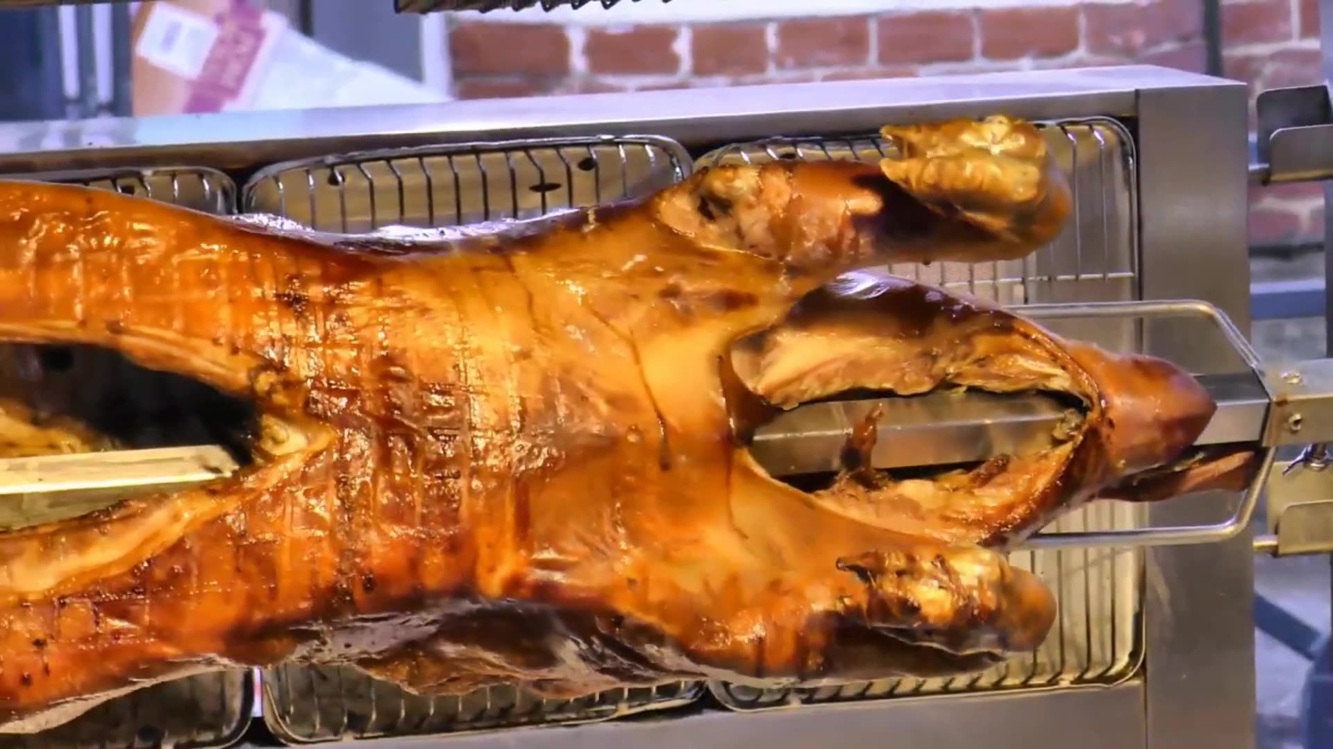 德国街头的特色烤肉,整头小猪烤好后切块,光看着就流口水了