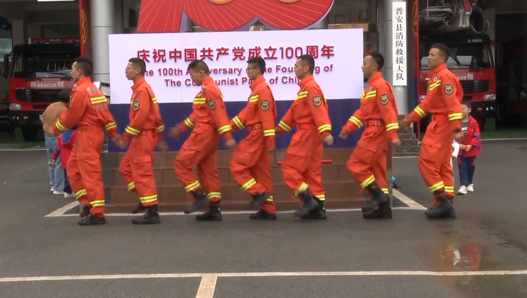 [图]萌娃到消防站参观后却称“我想当警察”，背后的原因让人感动