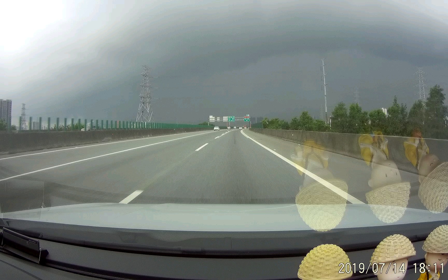 [图]高速路上穿越大暴雨区