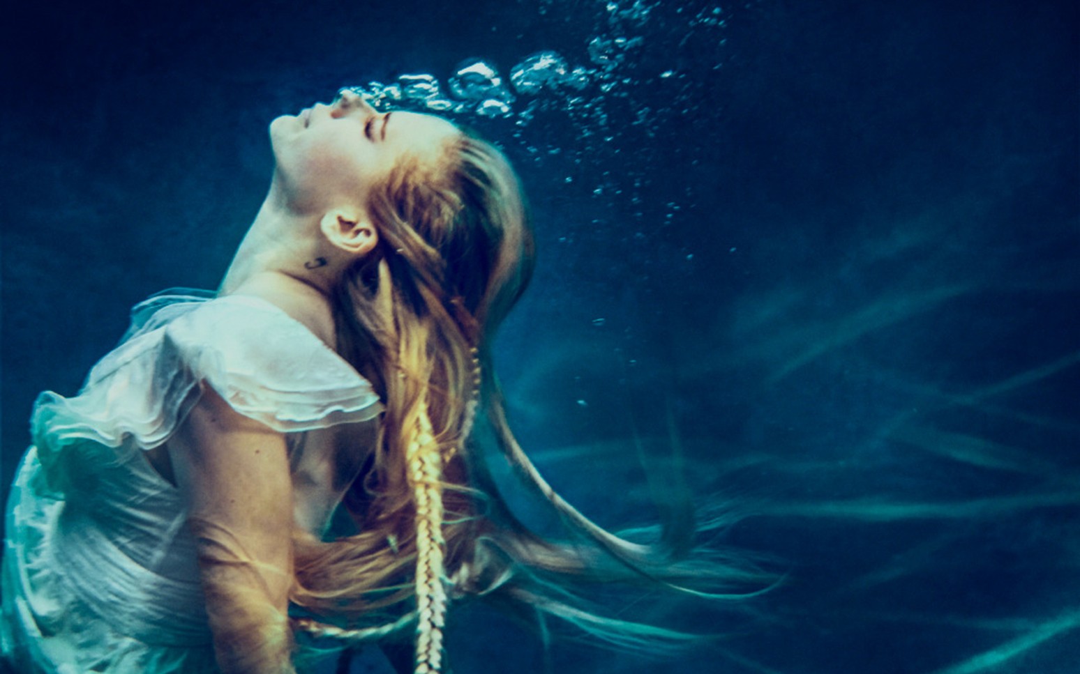 艾薇儿回归时隔五年后avrillavigne首个现场演唱新单headabovewater